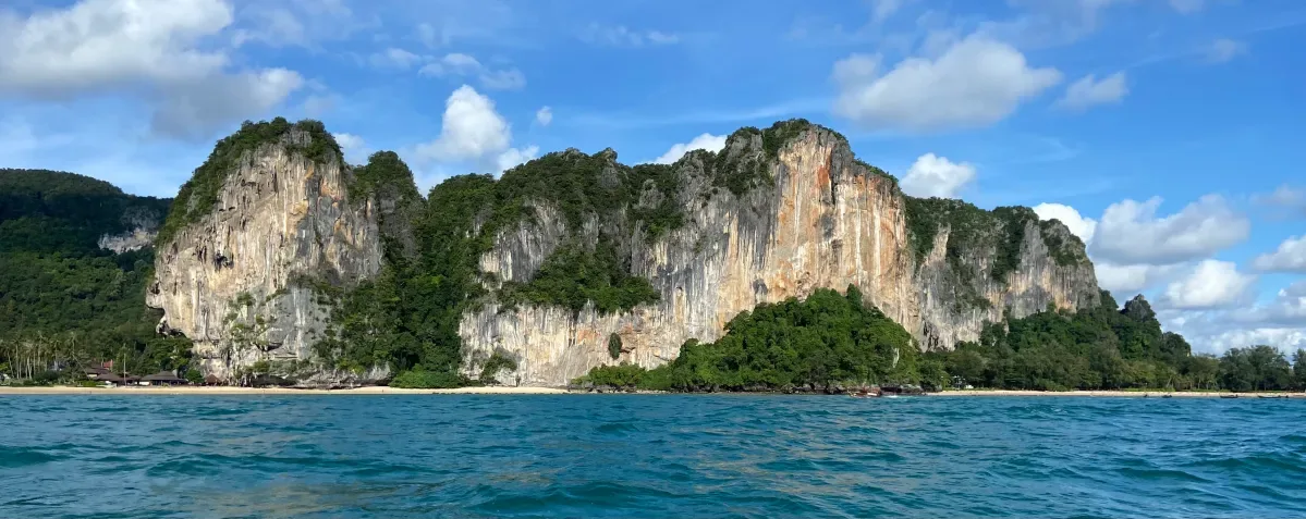 How to Choose Between Premium and Budget Island Tours From Railay or Tonsai